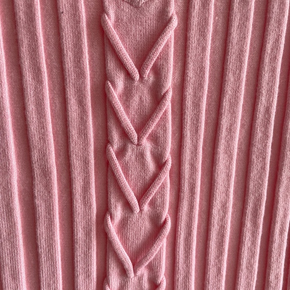 Pink v-neck knit.  Size small - Picture 3 of 5